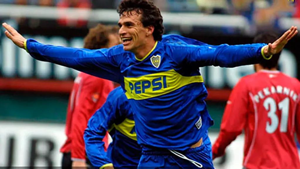 Héctor Bracamonte gritando un gol con la camiseta de Boca.