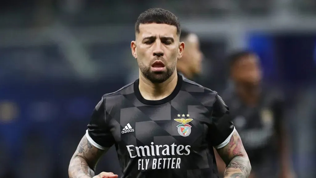 Nicolás Otamendi con la camiseta de Benfica.