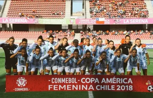 La famosa foto del reclamo. En la línea de abajo, Banini.