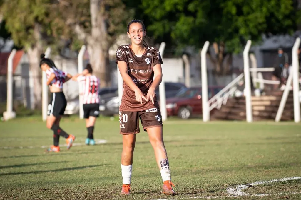 Milagros Martín celebra su gol. (Platense oficial)