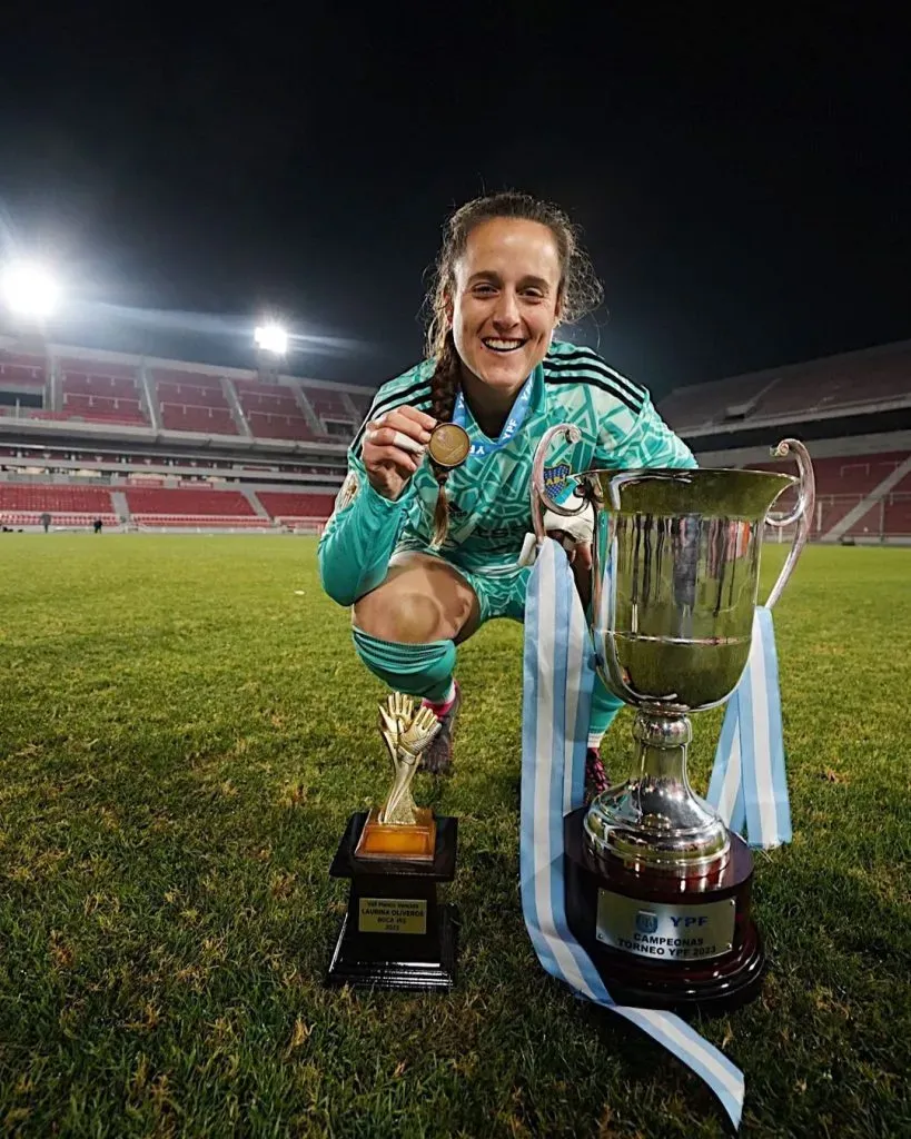 Laurina con la Copa y con el trofeo a su actuación individual.
