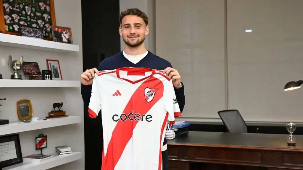 Boselli posando con la camiseta de River.