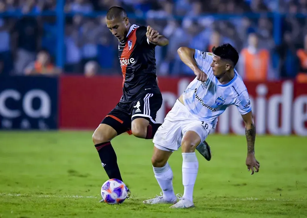 Jonatan Maidana pelea la disputa del balón con Joaquín Pereyra, de Atlético Tucumán (Foto Getty).