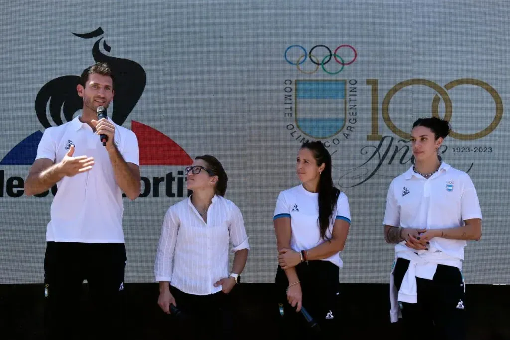 Chiaraviglio habla bajo la atenta mirada de Pareto.