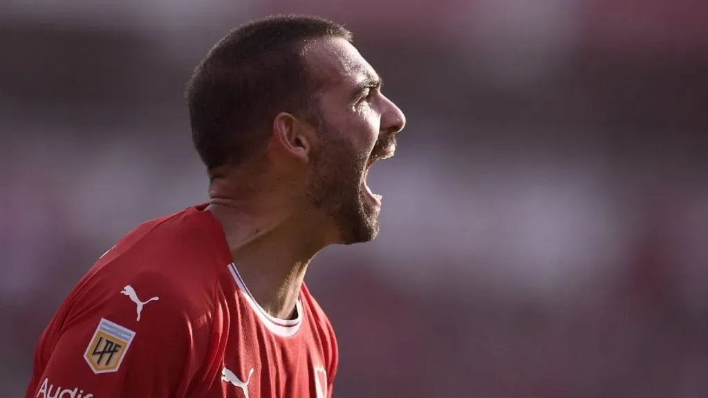 Martín Cauteruccio celebrando un gol con la camiseta de Independiente.