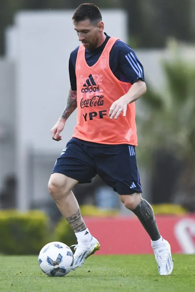 Lionel Messi, en el último entrenamiento de la Selección Argentina. Hoy ingresará en el complemento ante Paraguay. (Foto: Getty).