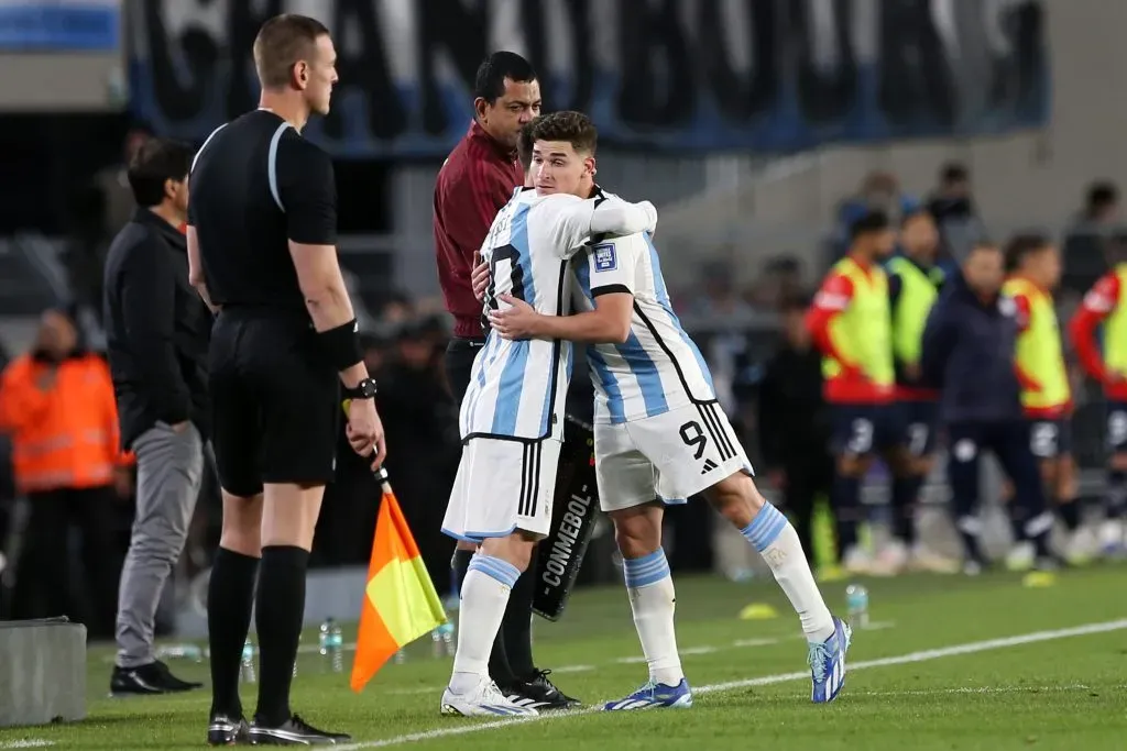 Lionel Messi ingresa al campo de juego en lugar de Julián Álvarez. (Foto: Getty).