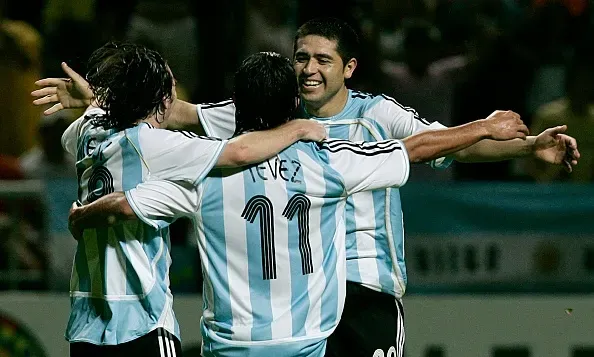 Riquelme, Messi y Tevez comparten un abrazo durante la Copa América de 2007.
