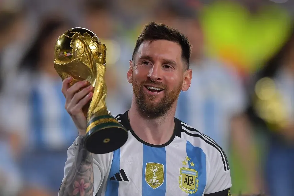Lionel Messi levantando la Copa del Mundo en el Más Monumental, donde ahora tendrá un palco. (Foto: Getty).