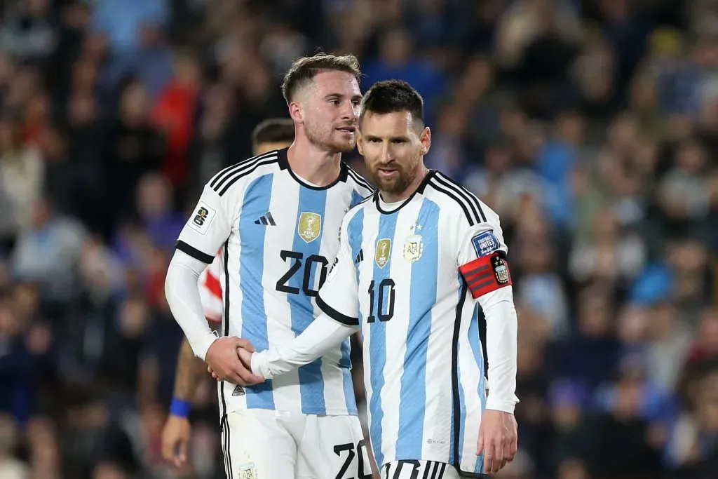 Messi habla con Mac Allister durante el partido entre Argentina y Paraguay.