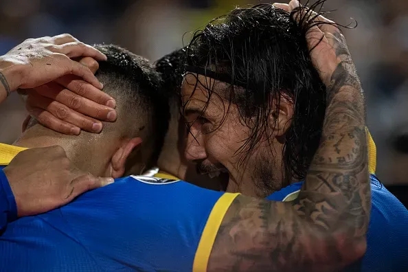 Los uruguayos se abrazan tras el gol de Merentiel a Nacional en La Bombonera.