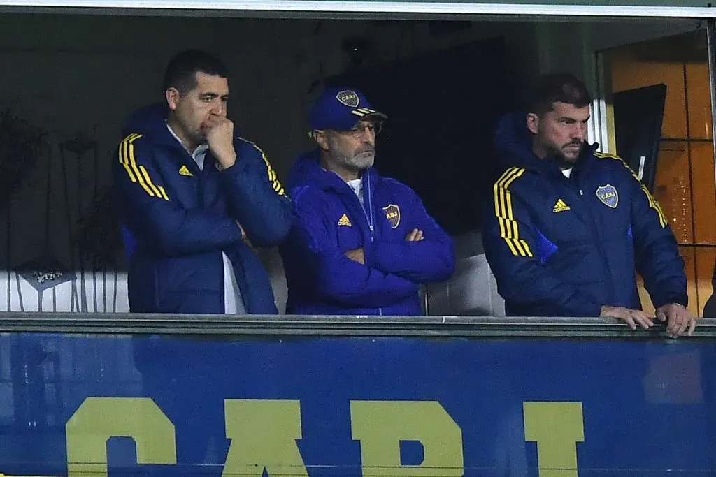 Juan Román Riquelme observando el partido de Boca ante Nacional por los octavos de final de la Copa Libertadores. (Foto: Getty).
