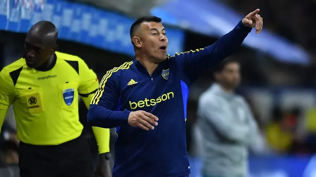 Jorge Almirón dirigiendo el partido de ida de las semifinales de la Libertadores ante Palmeiras. (Foto: Getty).