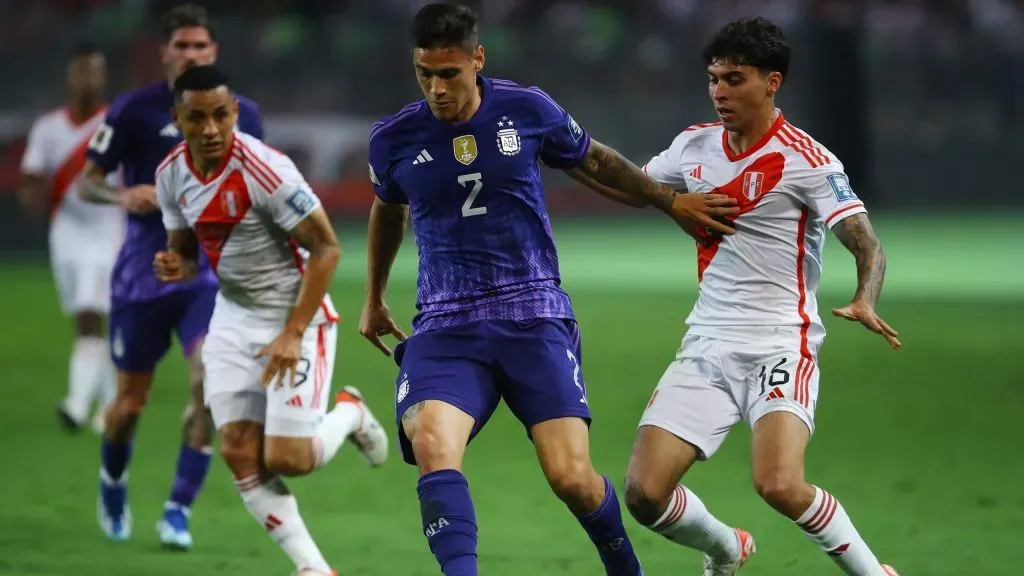 Lucas Martínez Quarta en el partido ante Perú. (Foto: Getty)