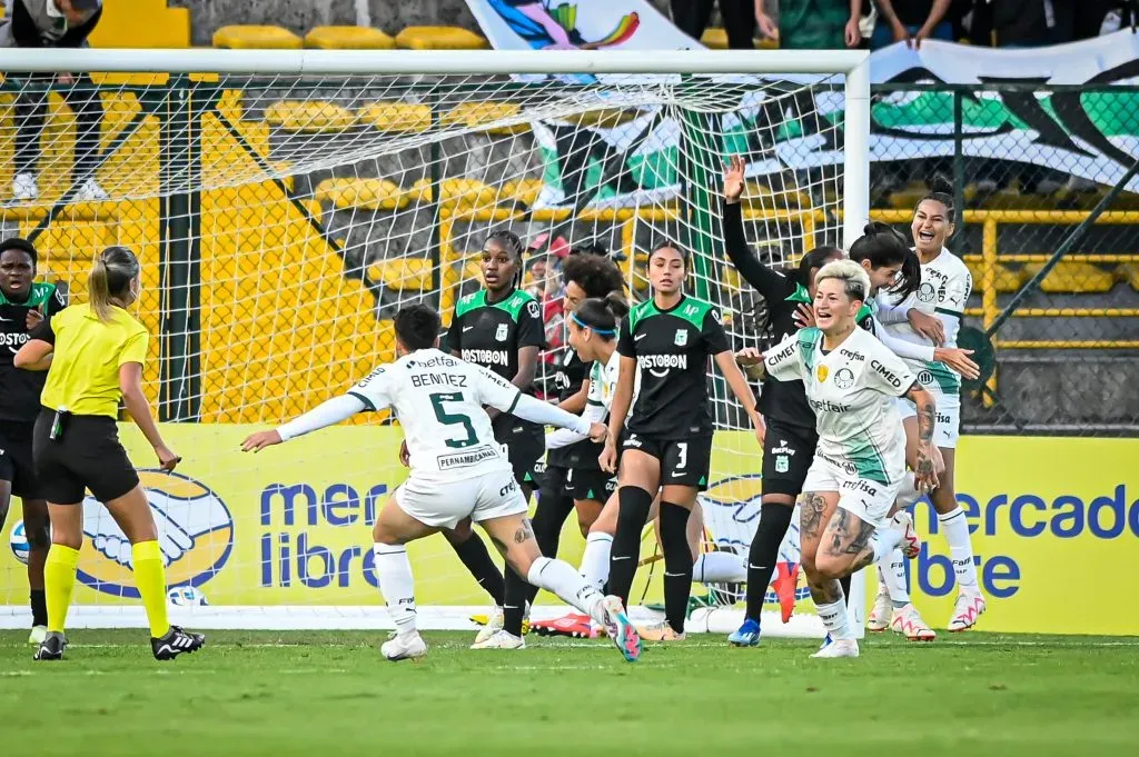 Yamila Rodríguez y su celebración con Lorena Benítez. CONMEBOL