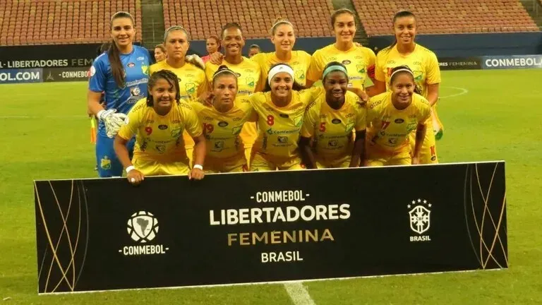 Stábile y Cometti arriba y Vallejos abajo, tres de las cuatro argentinas de Huila campeón.