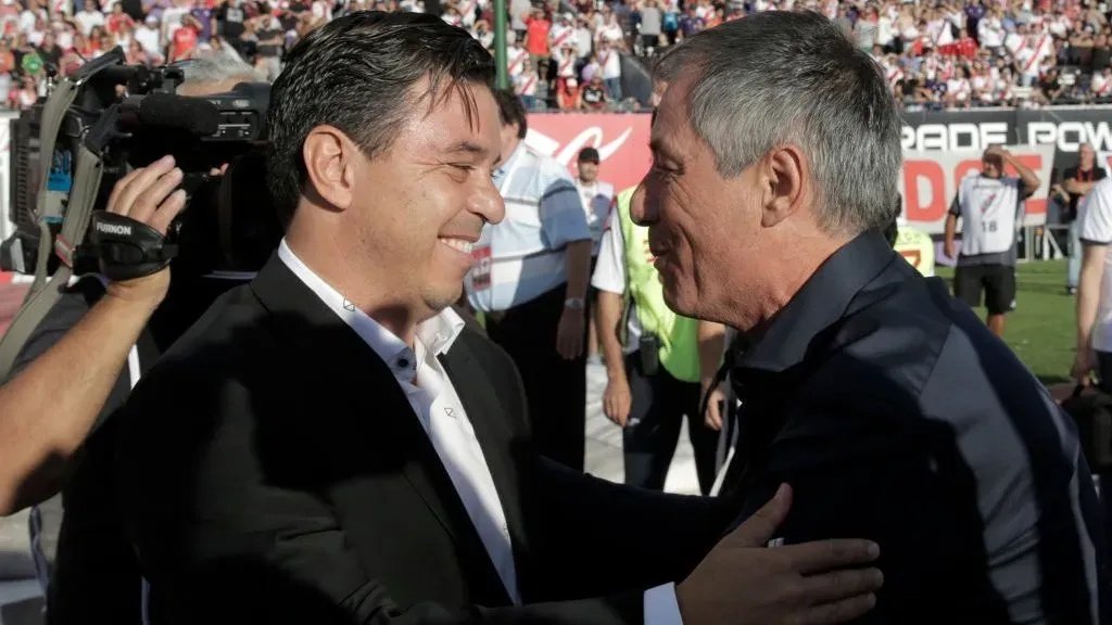 Holán y Gallardo durante un cruce entre River e Independiente. (Getty)