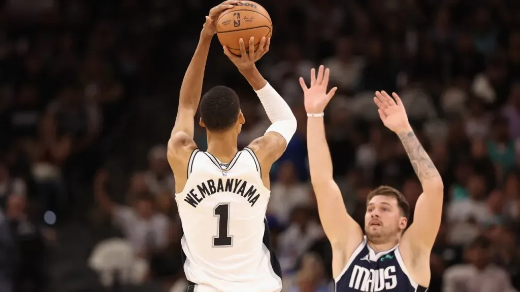 Wembanyama, con su tiro frente a Luka Doncic (Getty Images).