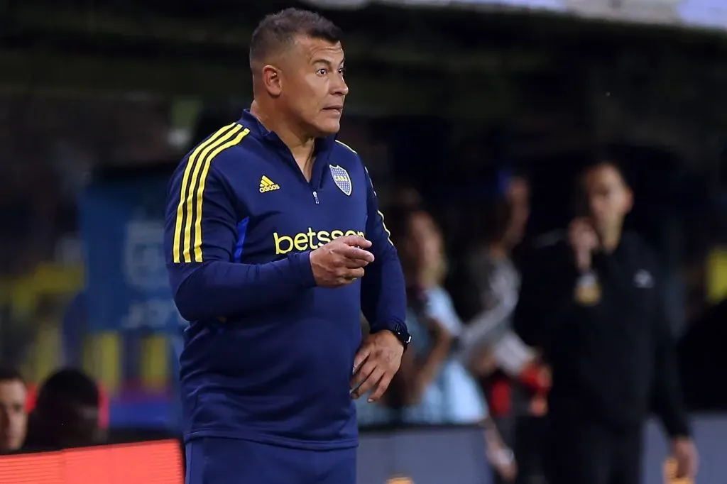 Jorge Almirón dando indicaciones en el duelo contra Estudiantes.