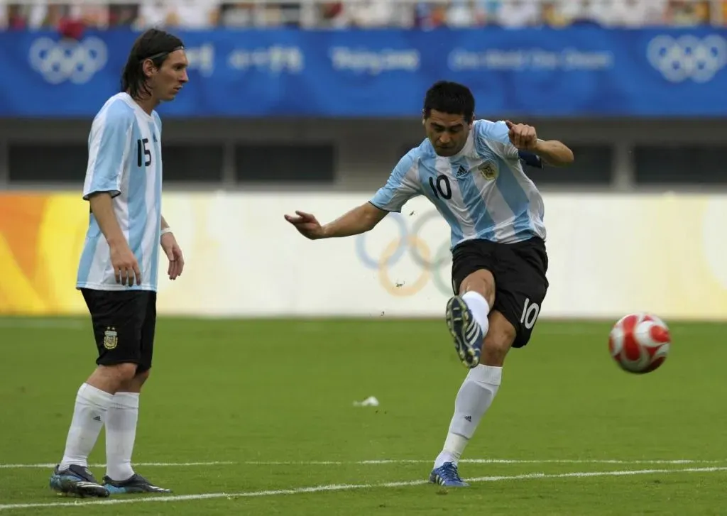 Messi, Riquelme y los tiros libres, en los Juegos Olímpicos de Beijing, con Batista como DT. Imagen web.