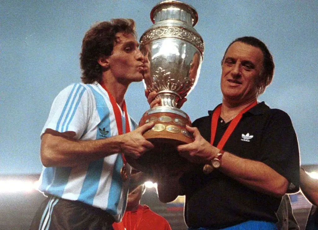 Basile, en la foto con Ruggeri, logró la Copa América del 91, cortando una racha de 32 años. Foto archivo.