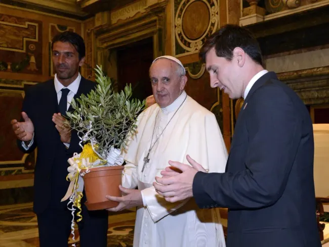 El Papa Francisco junto a Lionel Messi y Gianluigi Buffon en la previa del amistoso entre la Selección Argentina y la de Italia, en 2013. (Foto: Getty).