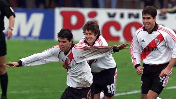 Saviola grita, Aimar y Juan Pablo Angel corren al abrazo. Foto: La Página Millonaria.