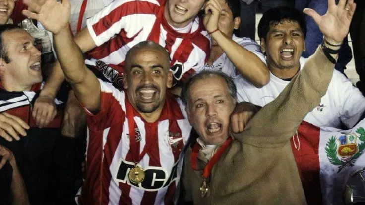 Verón, líder futbolístico, y Sabella tras el título en Brasil. Foto archivo.