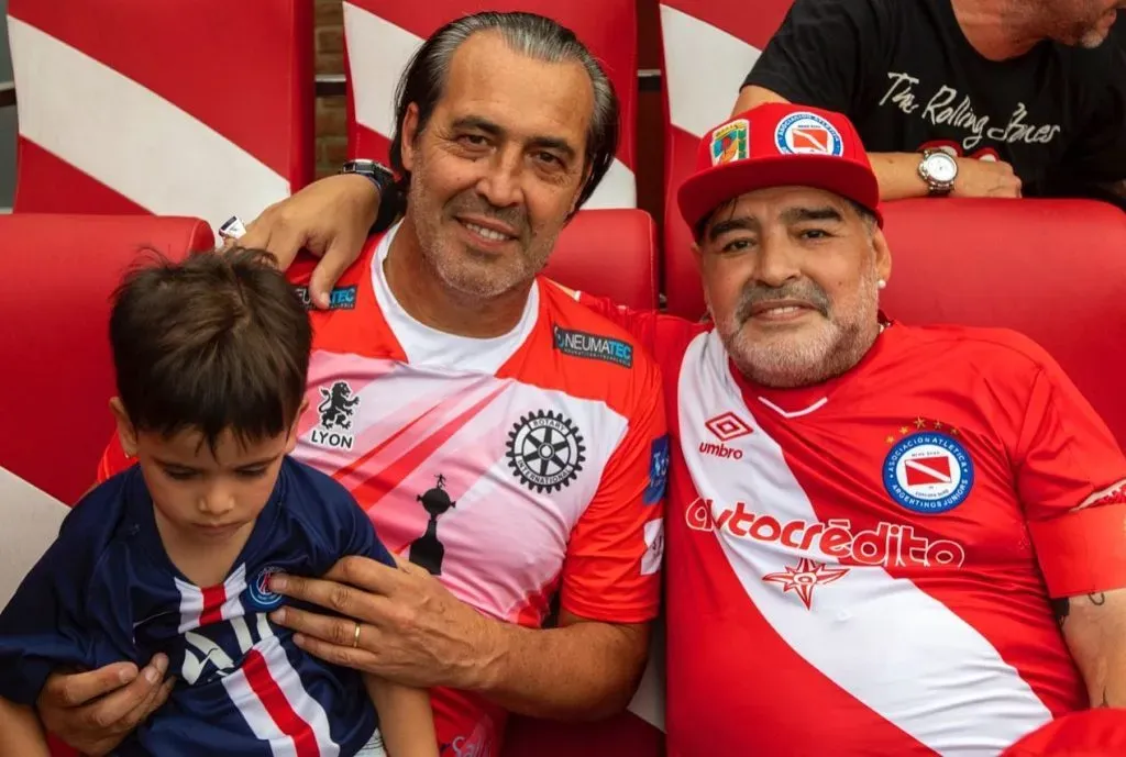 Batista y Maradona con la camiseta del Bicho. Foto: Instagram Batista.