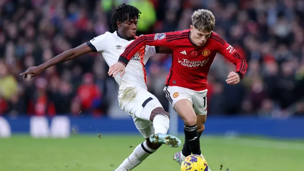 Garnacho, marcado por Issa Kaboré (Getty Images).