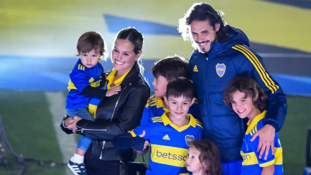 Cavani, junto a su familia en su primer día en Boca
