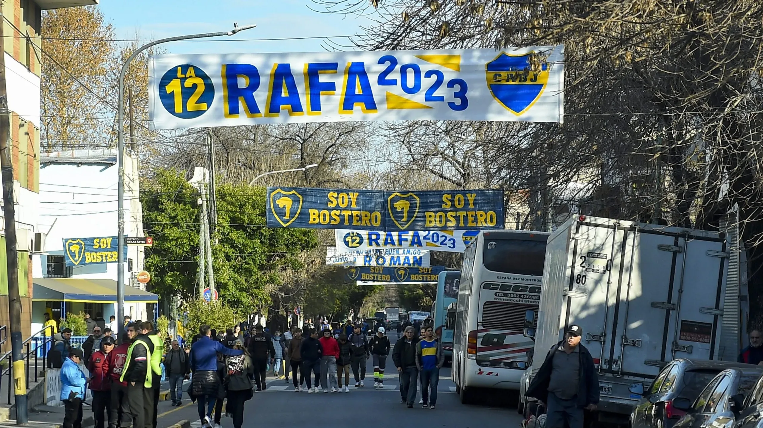 Los pasacalles que empezaron a vestir las adyacencias de la Bombonera desde julio pasado en referencia a las elecciones y a Rafael Di Zeo. Getty Images.