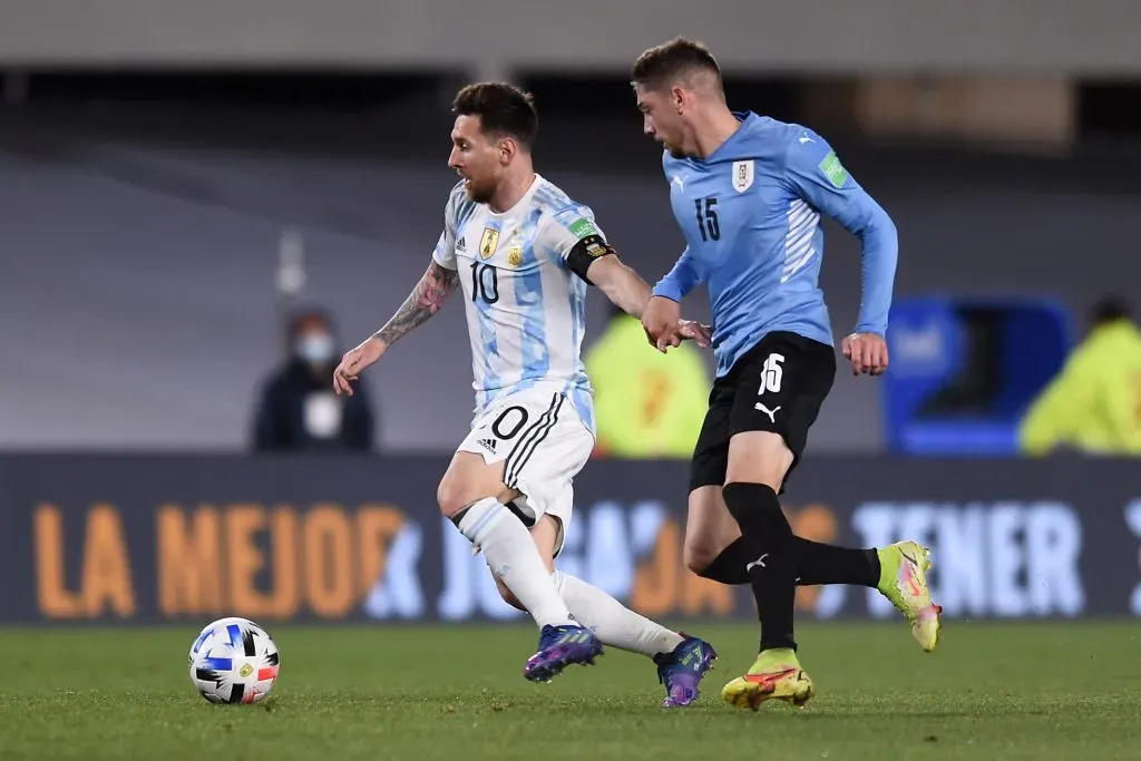 Federico Valverde marcando a Lionel Messi. (Foto: Getty)