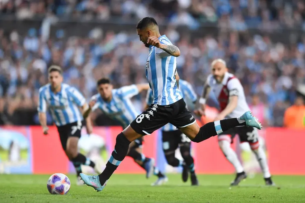 Galván pateando el penal que tapó Armani. (Foto: Getty Images)