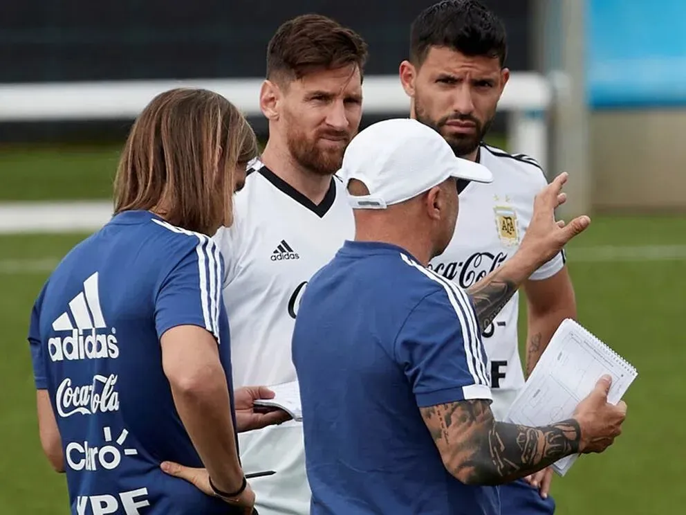 Sampaoli da indicaciones ante la mirada de Messi y Agüero. El asistente escucha. Foto Web.
