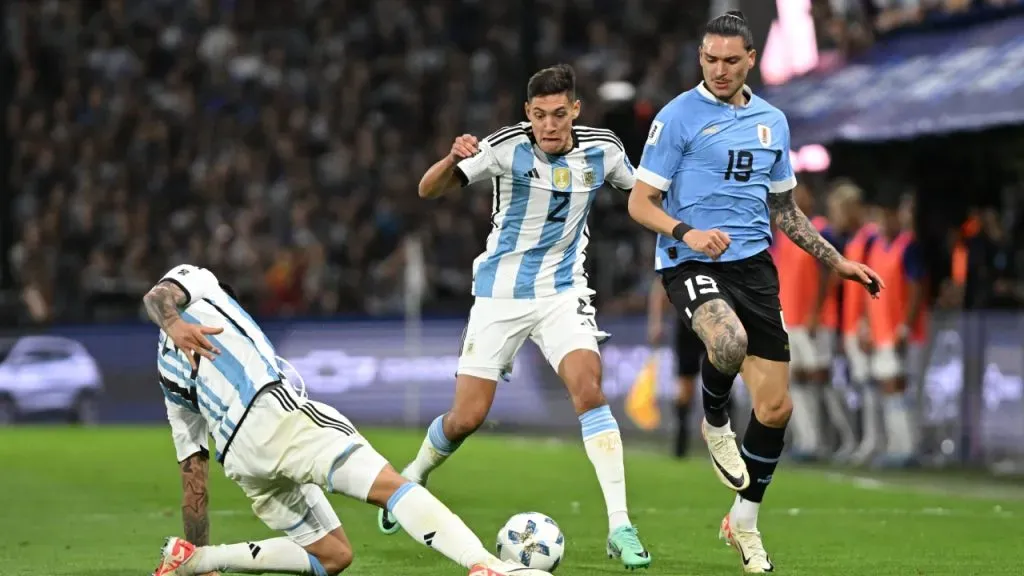 Molina, ante Darwin Núñez, autor de uno de los goles de Uruguay.