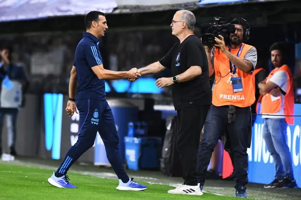 Afectuoso saludo entre Scaloni y Bielsa.