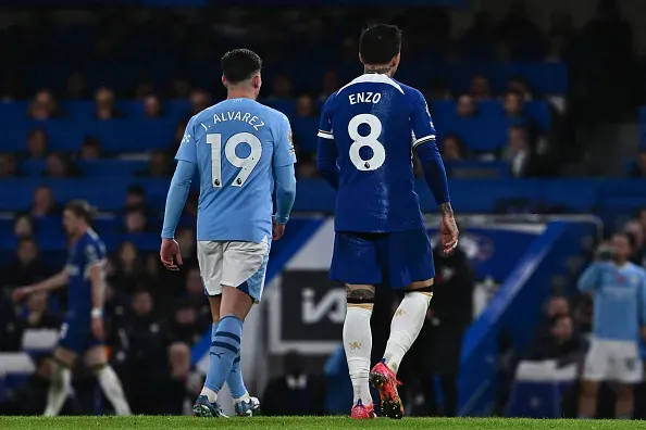 Julián Álvarez y Enzo Fernández durante un duelo entre Manchester City y Chelsea.