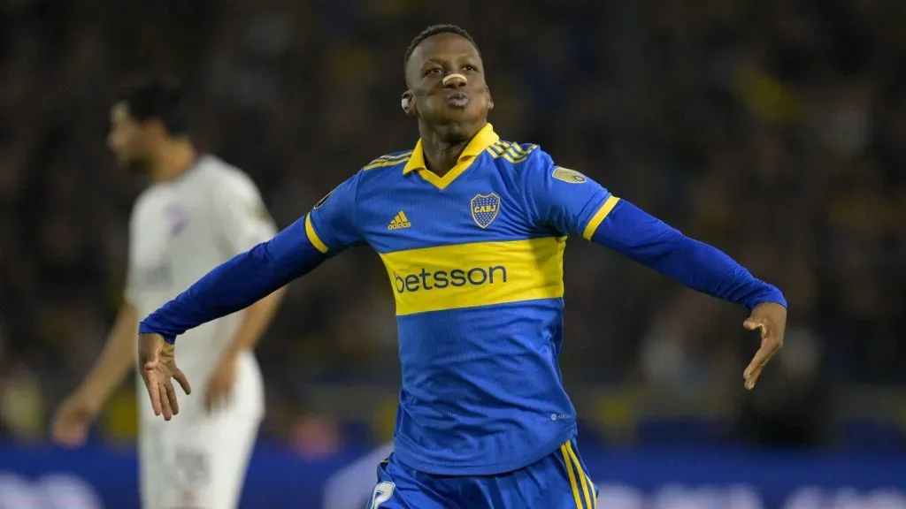 Luis Advíncula volvió de la Selección de Perú y será titular contra Estudiantes. (Getty)