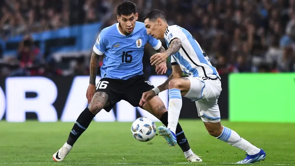Mathías Olivera marcando a Ángel Di María en el último Argentina-Uruguay en La Bombonera. (Getty)