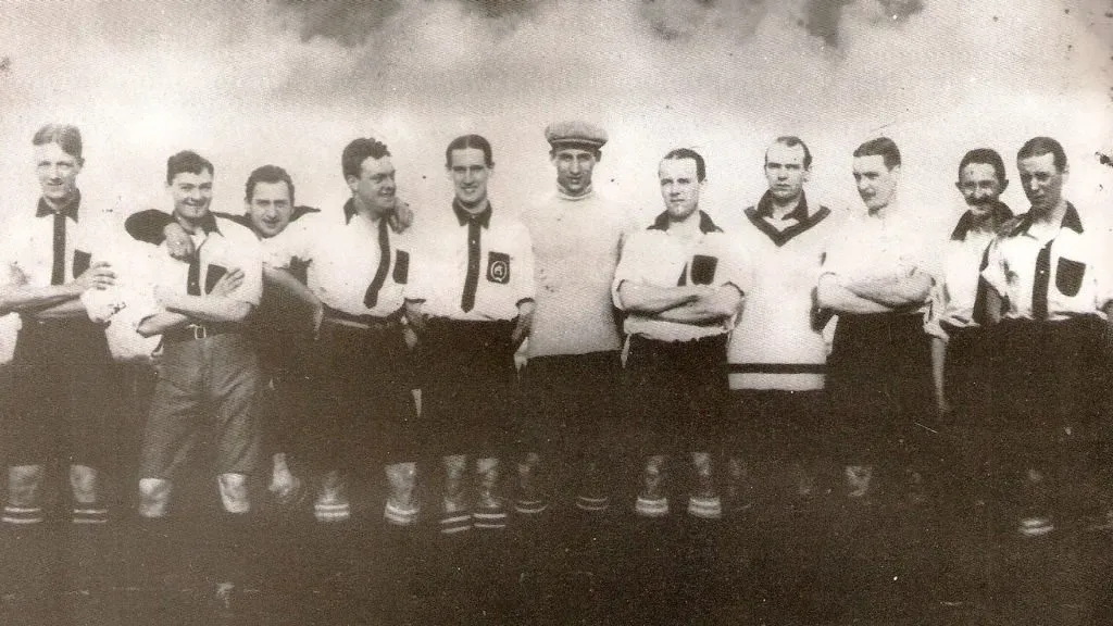 El plantel del QAC campeón en 1912 durante la era amateur (@museoquilmes)
