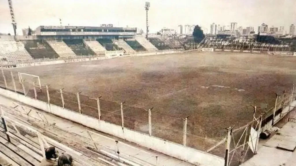 El viejo estadio de madera, ubicado al lado de la sede social cervecera (@quilmesaclub)