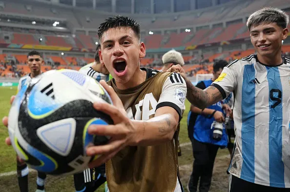 Echeverri brilló en la goleada de Argentina ante Brasil.