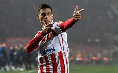 Alex Vigo con la camiseta de Estrella Roja