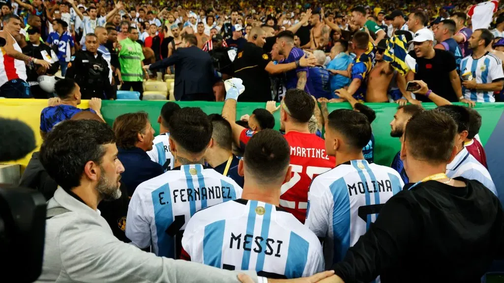 Hinchas argentinos fueron reprimidos por la policía brasileña en el Maracaná.