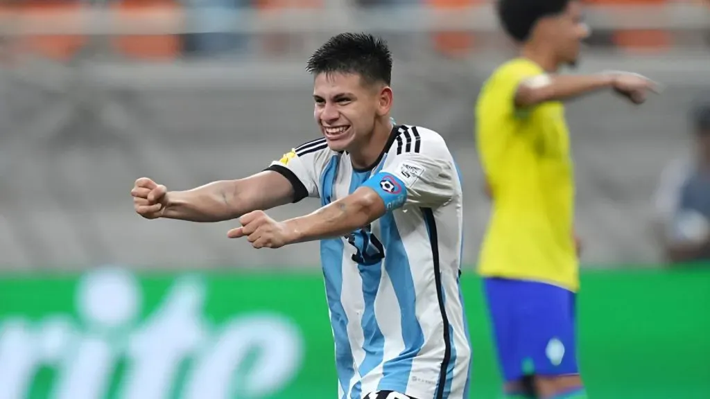 Claudio Echeverri viene de marcarle tres goles a Brasil en el Mundial Sub-17.