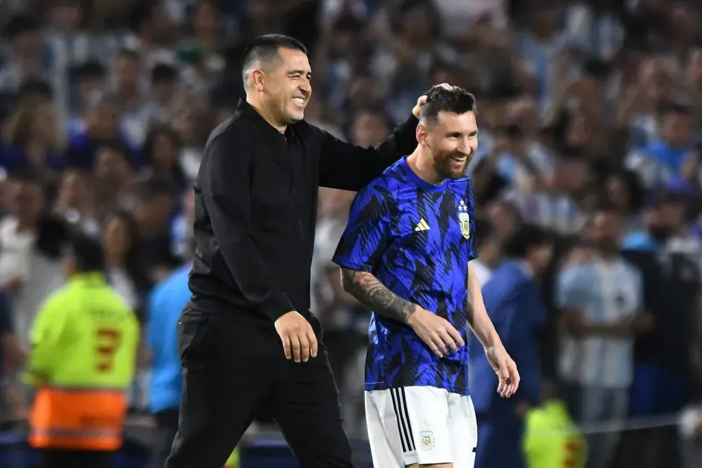 Messi fue recibido por Riquelme en La Bombonera.