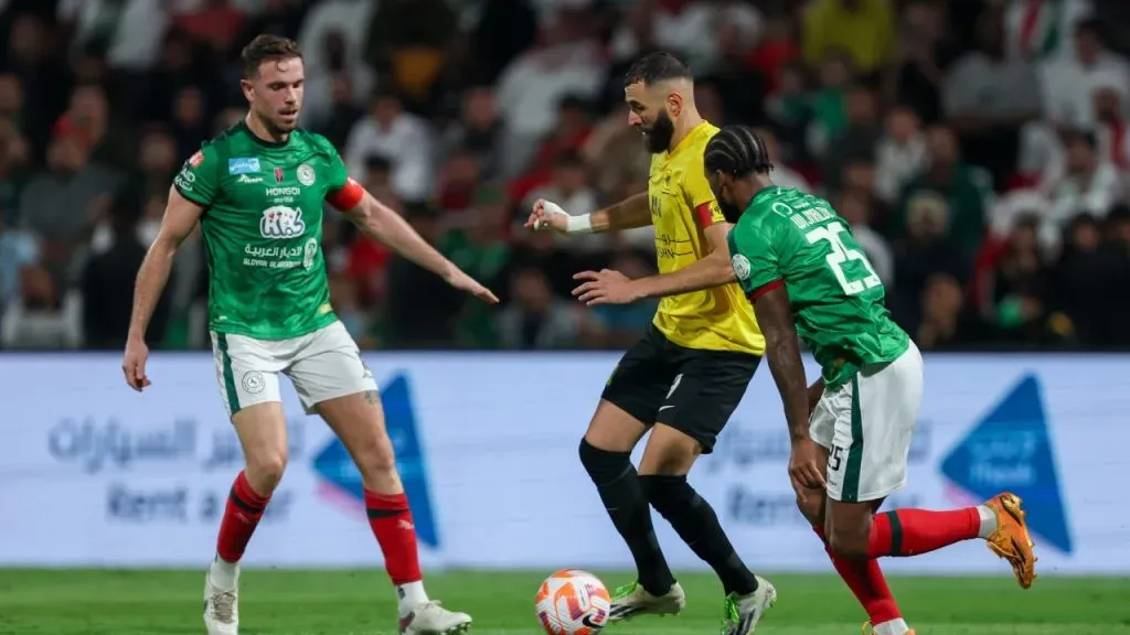 Benzema y Henderson, en el duelo Al Ettifaq vs. Al Ittihad.
