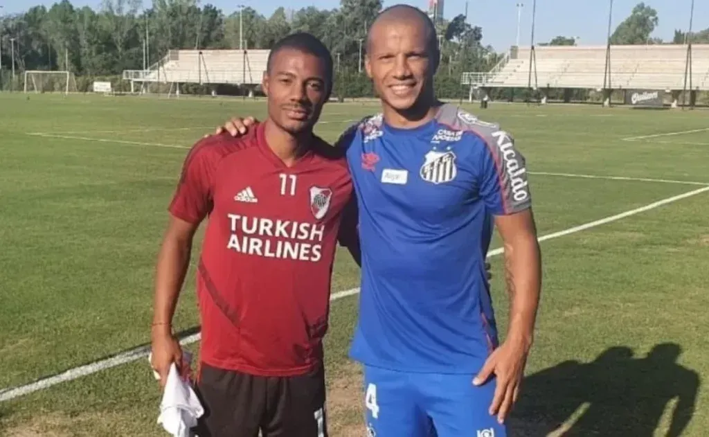 Con Nico De la Cruz, su medio hermano. Foto web.