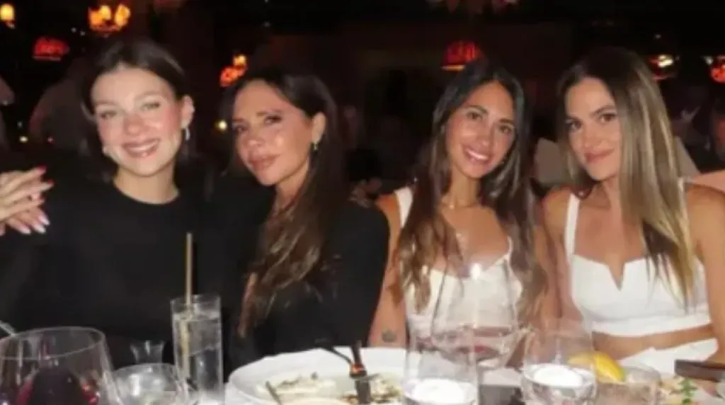 Nicola y Victoria Beckham con Antonela Roccuzzo y Elena Galera